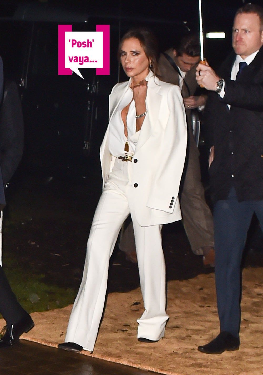 Victoria Beckham con traje blanco