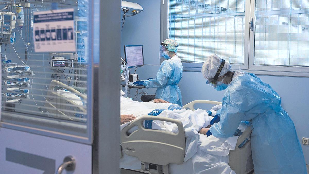 Personal sanitari atenent un pacient de covid a la UCI de l’Hospital Josep Trueta de Girona, el desembre de 2020.