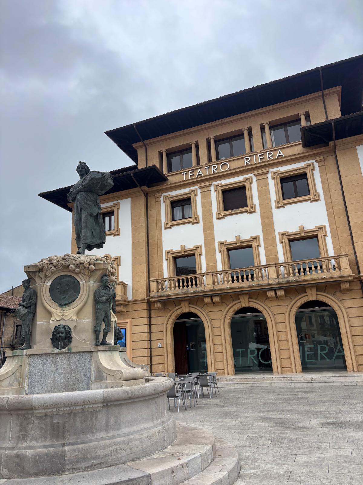 La escultura de Benlliure frente al teatro Riera