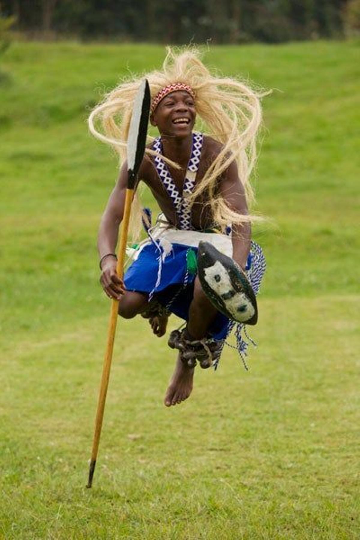 Bailarín tutsi en el Parque Nacional de los Volcanes de Ruanda.