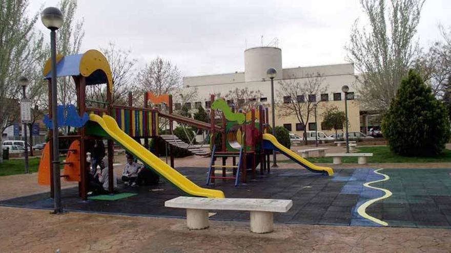 Renuevan los juegos infantiles en parques y ponen pipicanes de Almendralejo