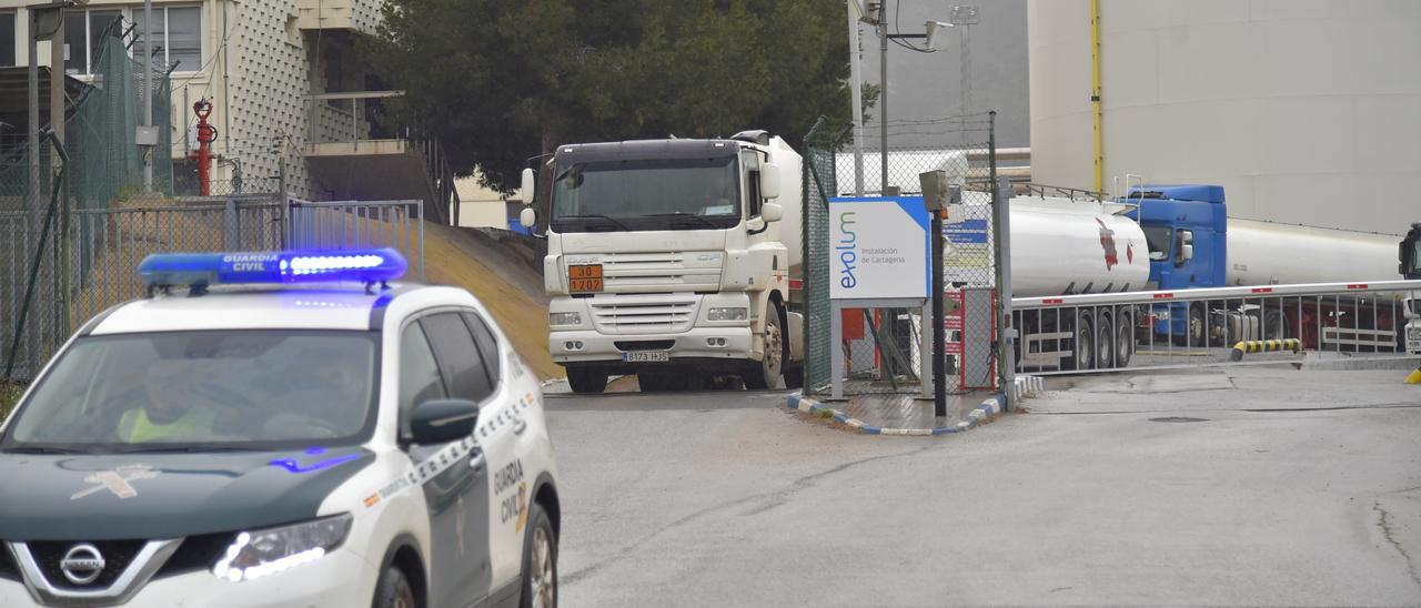 La Guardia Civil abre paso a un convoy de cisternas con combustible  para las gasolineras en las instalaciones de Exolum.