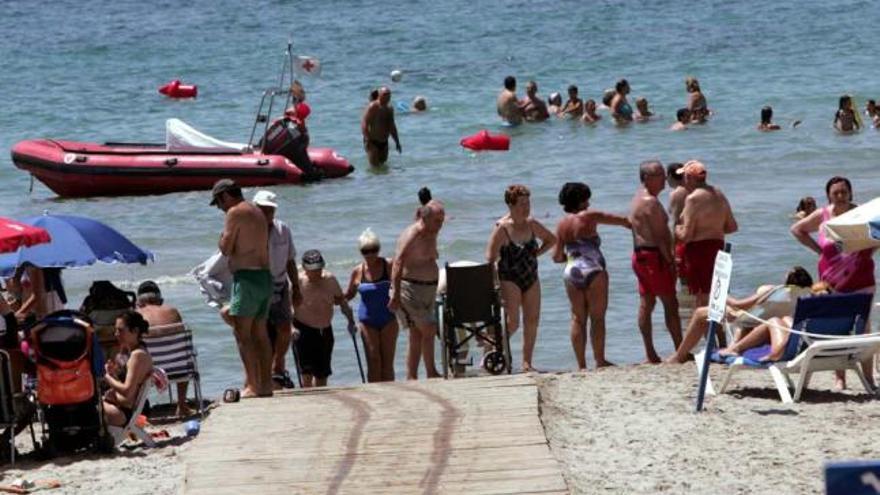 La playa de Levante, repleta de usuarios y bañistas, en imagen de archivo.