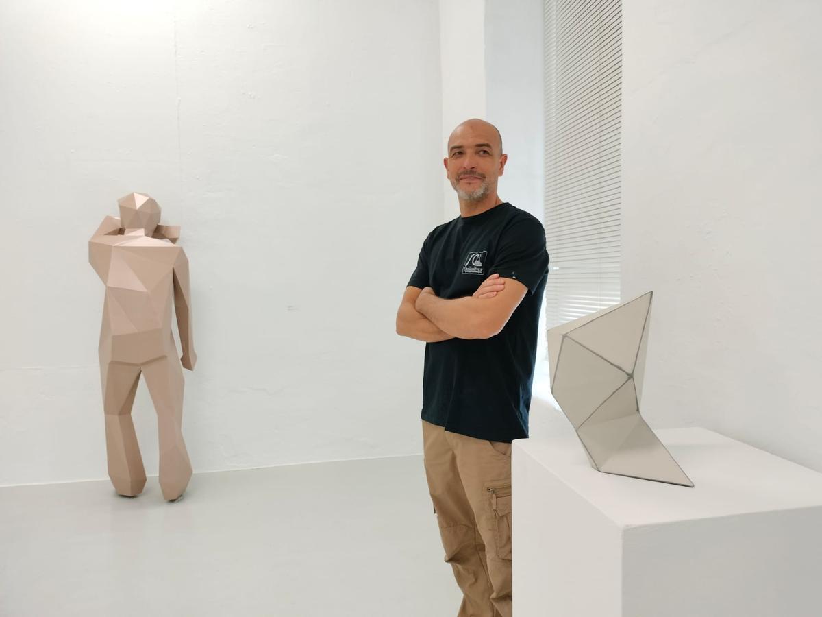 JuanBelando junto a algunas de las piezas de ‘Agnosia rosa’.