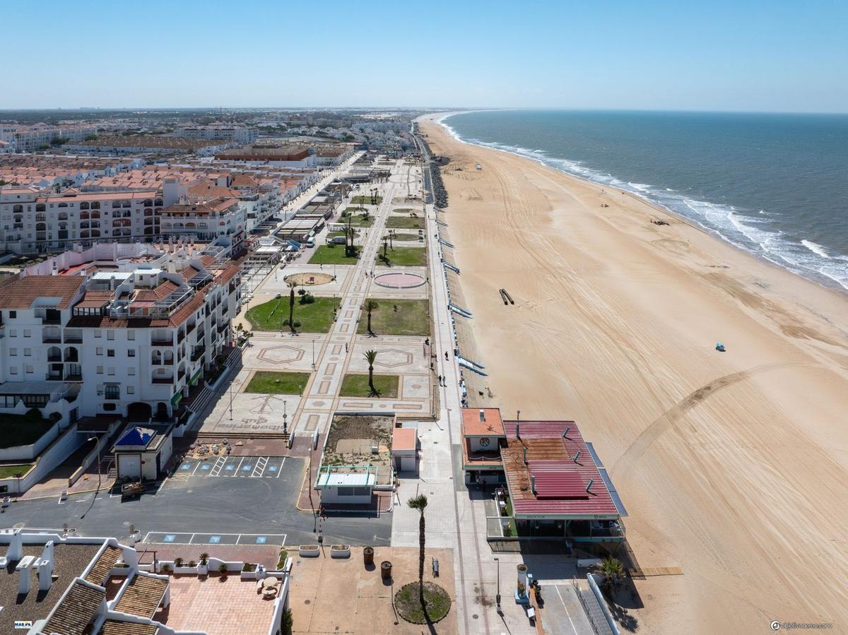 Estado actual del paseo marítimo de Matalascañas.