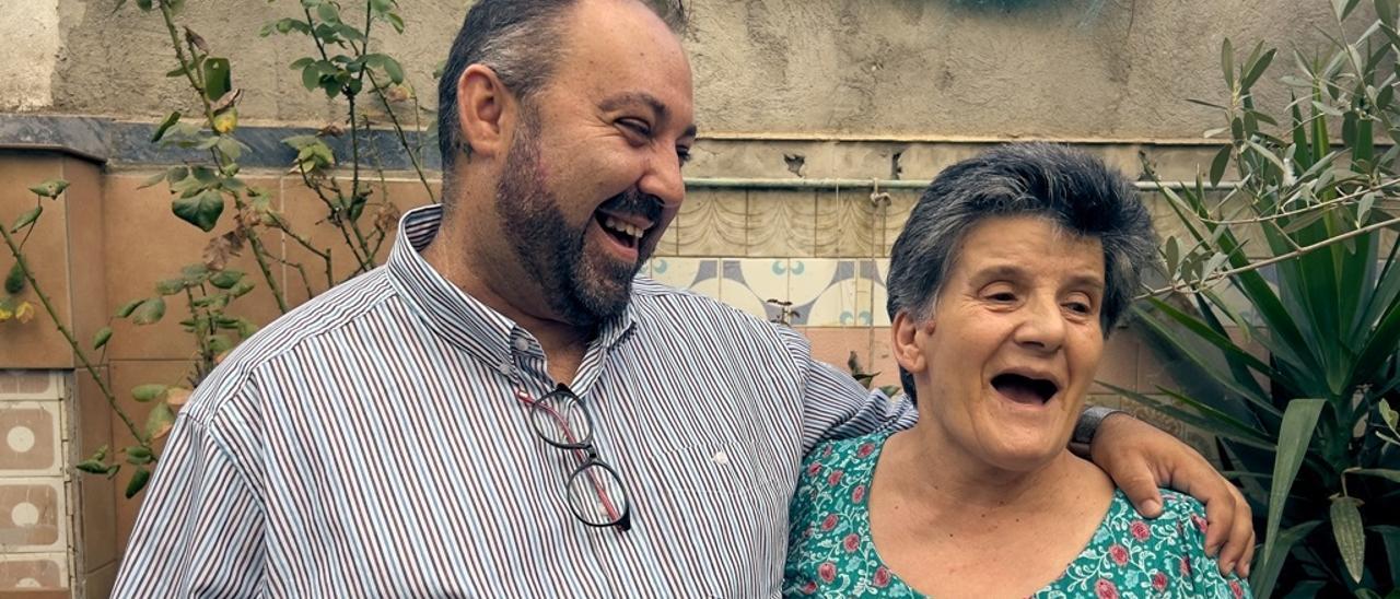 Carlos Méndez, coordinador del programa, junto a Cati Muñoz, una usuaria, en el patio de su casa, en Puebla de la Calzada.