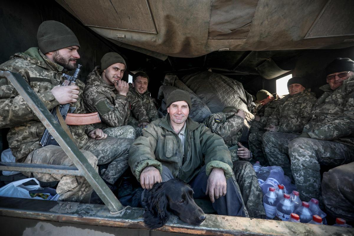 Militares de las Fuerzas Armadas Ucranianas, en la parte trasera de un camión militar en la ciudad de Avdiivka, en la región de Donetsk.