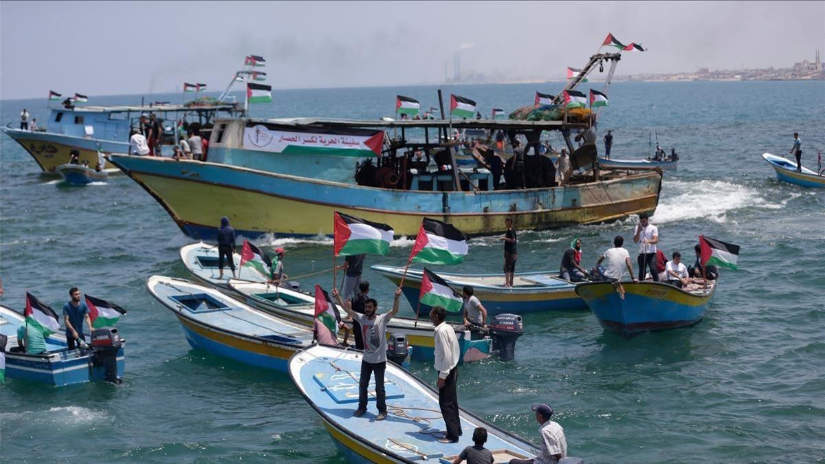 Activistas palestinos se embarcan este martes en un acto protesta con el objetivo de saltarse el bloqueo marítimo israelí.