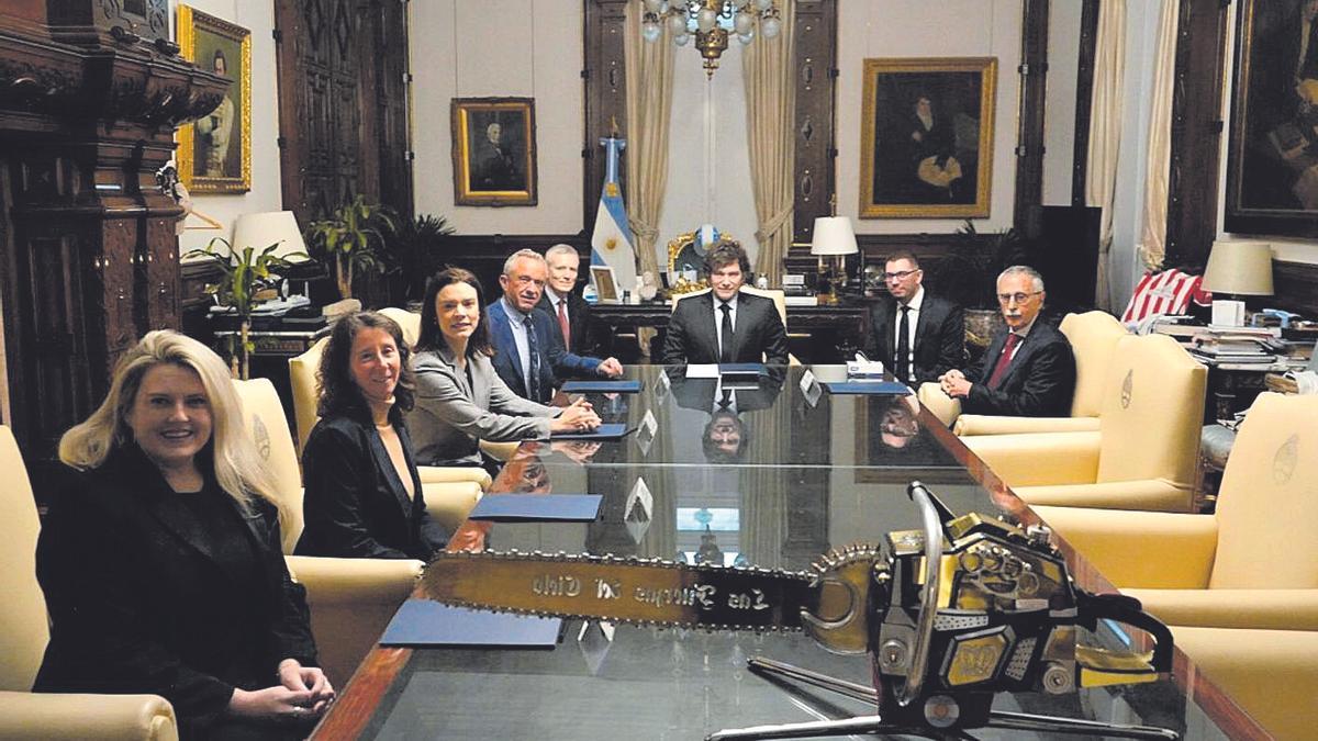 R. F. Kennedy Jr (al fondo) y Milei presiden la mesa.