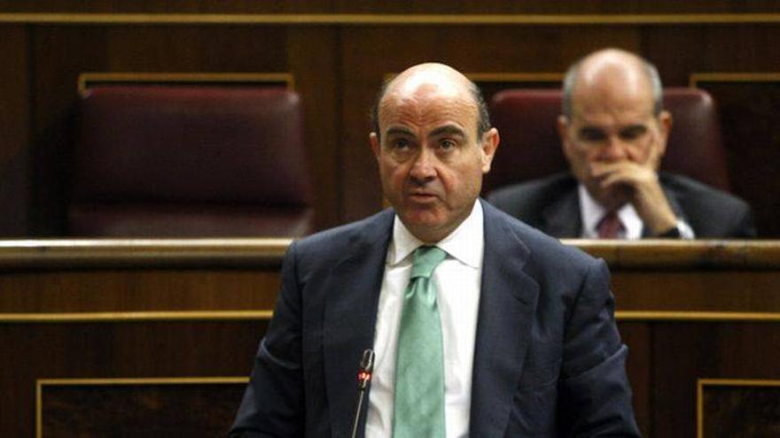 Guindos advierte de que los bancos no darán hipotecas en Andalucía