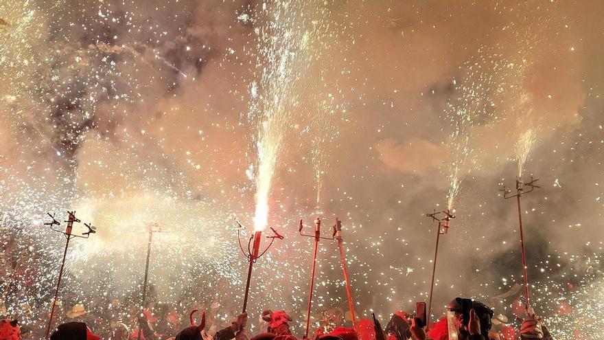 Unes espurnes del Correfoc de la Festa Major de Capellades encenen la tanca d'un habitatge