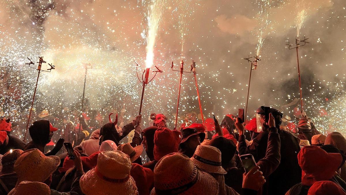 Unes espurnes del Correfoc de la Festa Major de Capellades encenen la tanca d'un habitatge