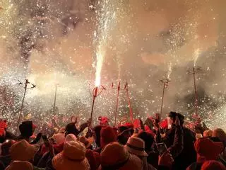 Unes espurnes del Correfoc de la Festa Major de Capellades encenen la tanca d'un habitatge