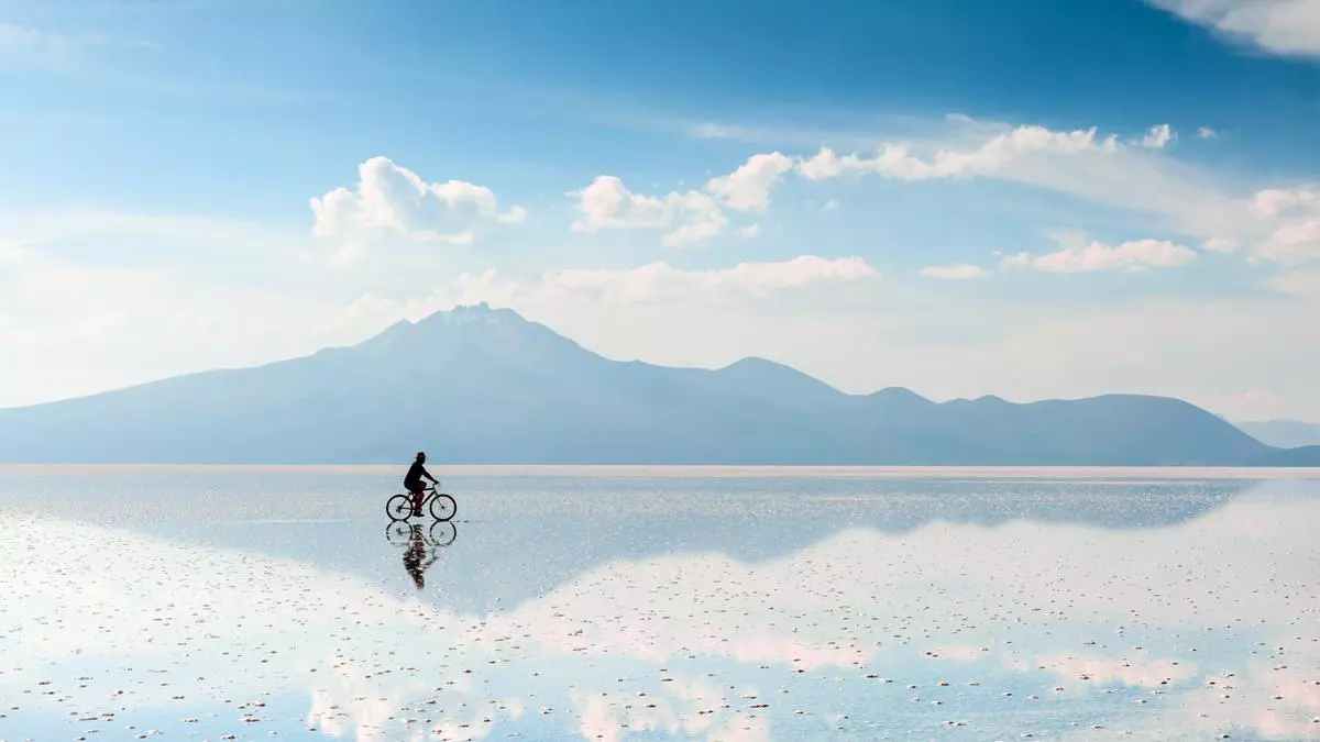 12.000 kilómetros cuadrados, un paisaje de ciencia ficción y cáctus gigantes: así es el salar más grande del mundo que tienes que visitar una vez en la vida