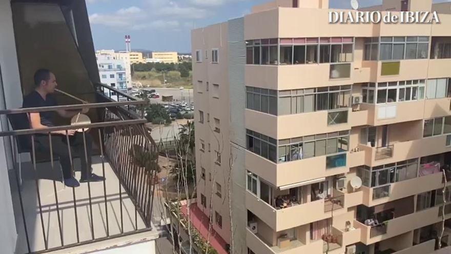 'Sonadors' que pasan el confinamiento en los balcones