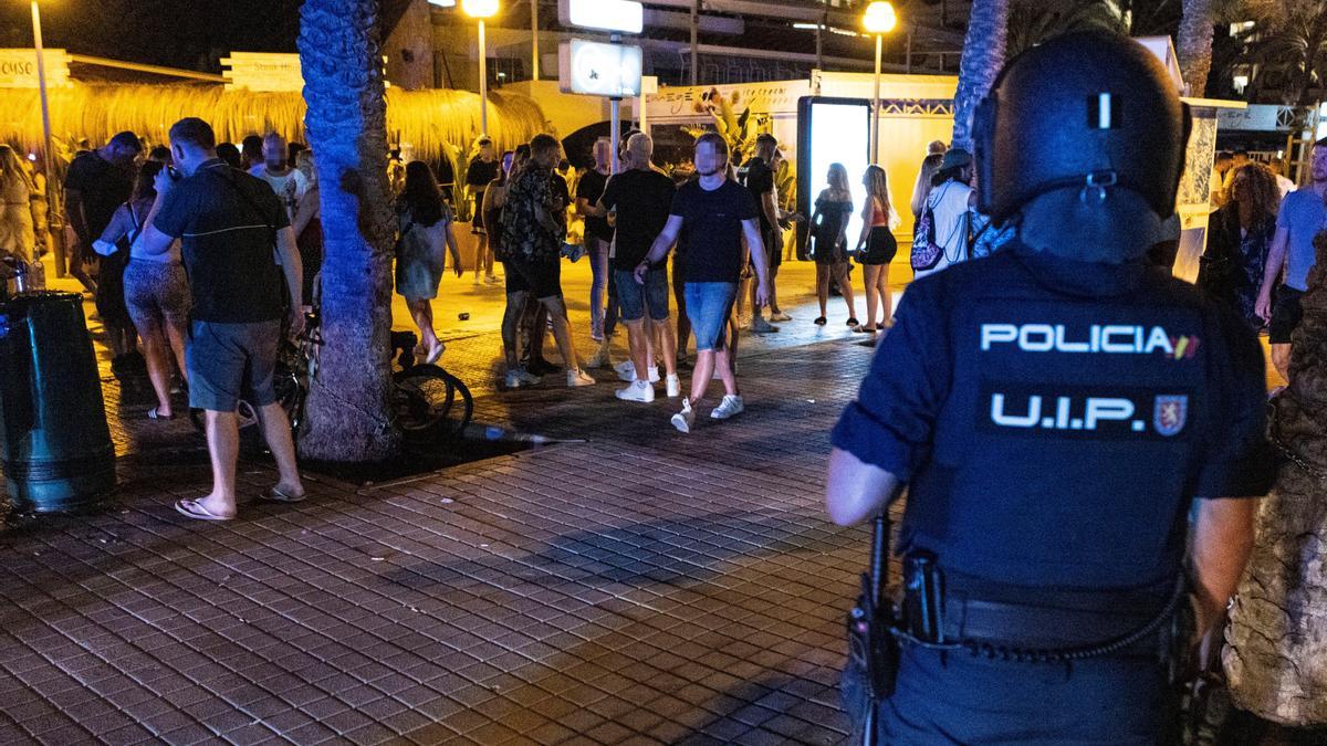 Agentes de la Policía disuelven un botellón.