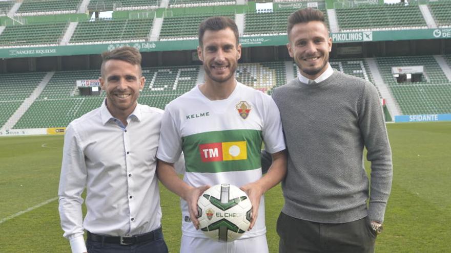 Jony, junto a sus hermanos Saúl y Aarón, durante su presentación esta mañana