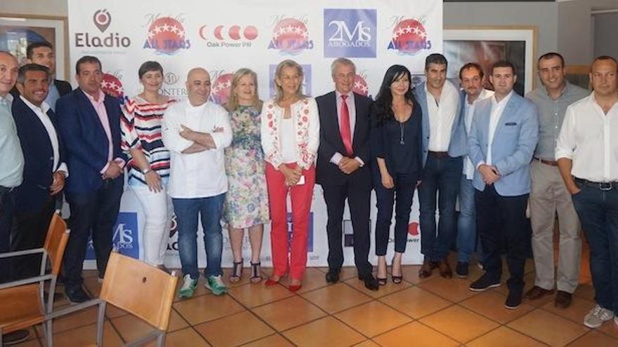 El chef Diego del Río con varios de los miembros de la asociación en el restaurante El Lago de Marbella.