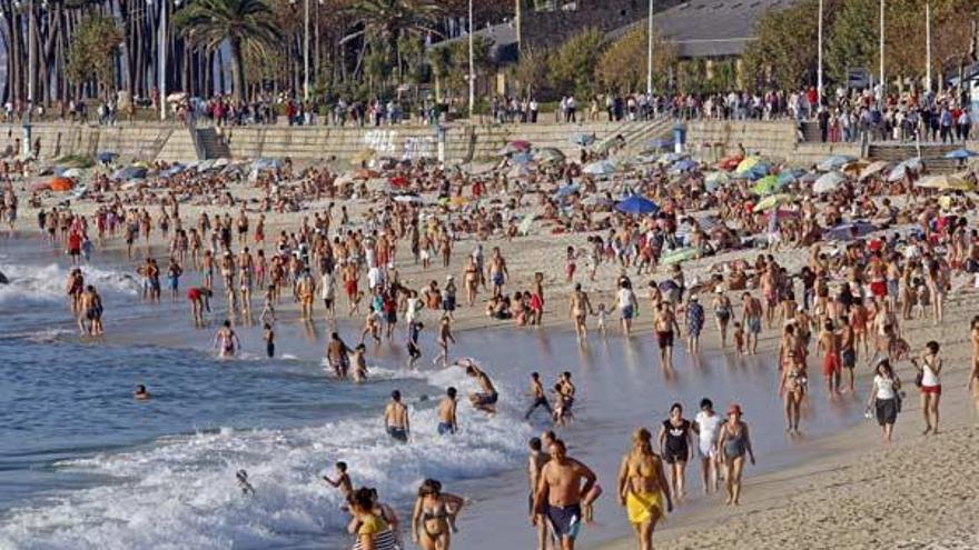 Bañistas en la tarde de ayer en la playa viguesa de Samil.  // Marta G. Brea