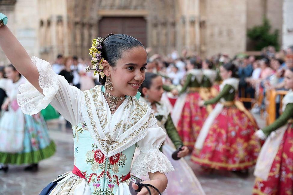 Imagen de fallas.com con el traje de Sara Larrazábal, realizado por Eduardo Cervera