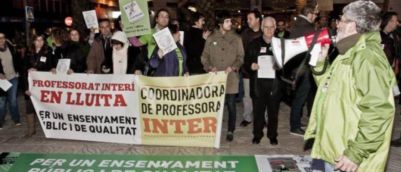 Profesores interinos durante una propuesta reciente en contra de los recortes en educación.