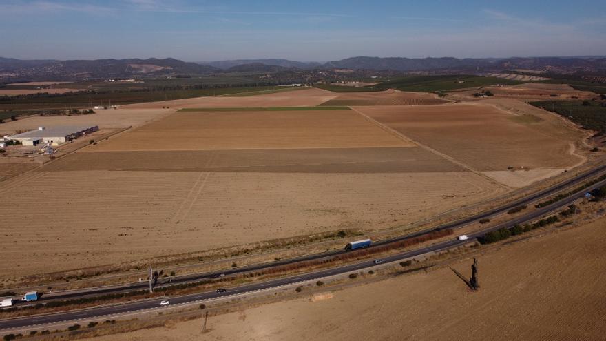 Ayuntamiento y Junta firman la cesión de suelo a Defensa para iniciar las obras de la Base Logística del Ejército