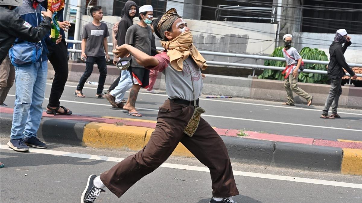 zentauroepp48272390 topshot   protesters hurl rocks toward police during a clash190522104222