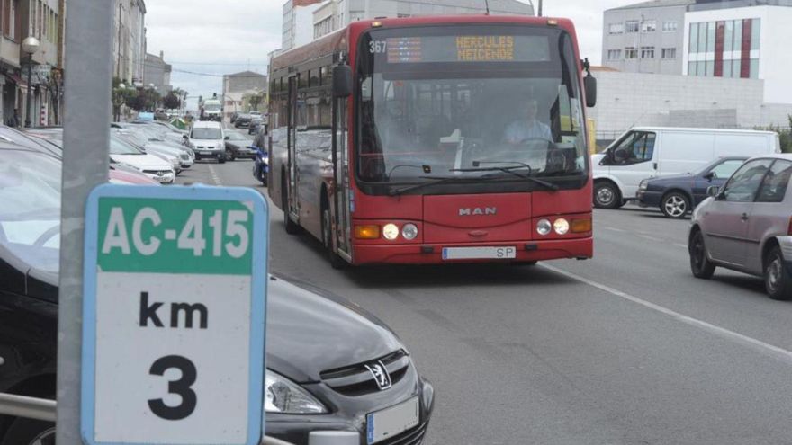 Un autobús urbano de la línea 6 circula por la travesía de Meicende. | Víctor Echave
