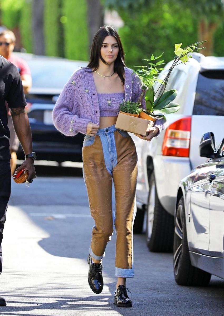 Kendall Jenner con look a juego con su coche de época