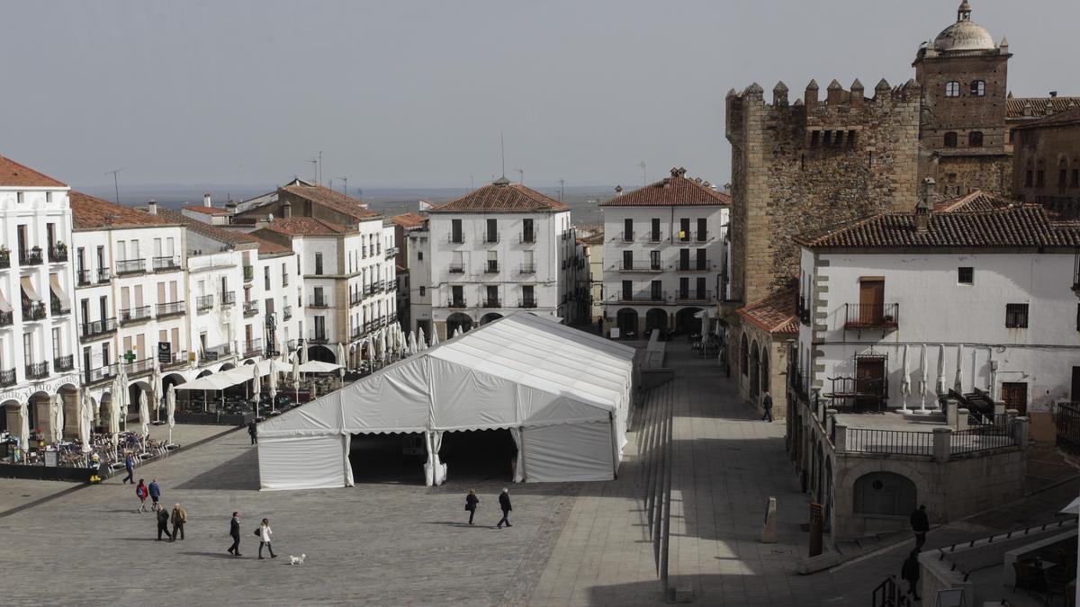 Imagen de la carpa de Carnaval en la plaza Mayor de Cáceres.