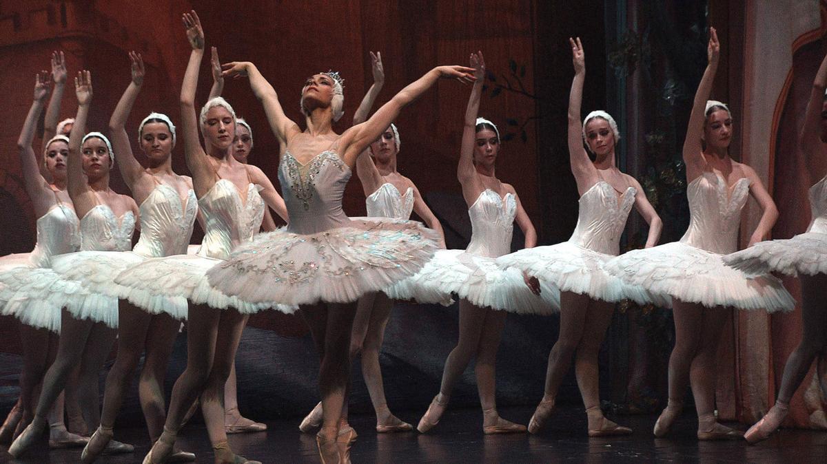 La International Ballet Company en &quot;El lago de los cisnes&quot;