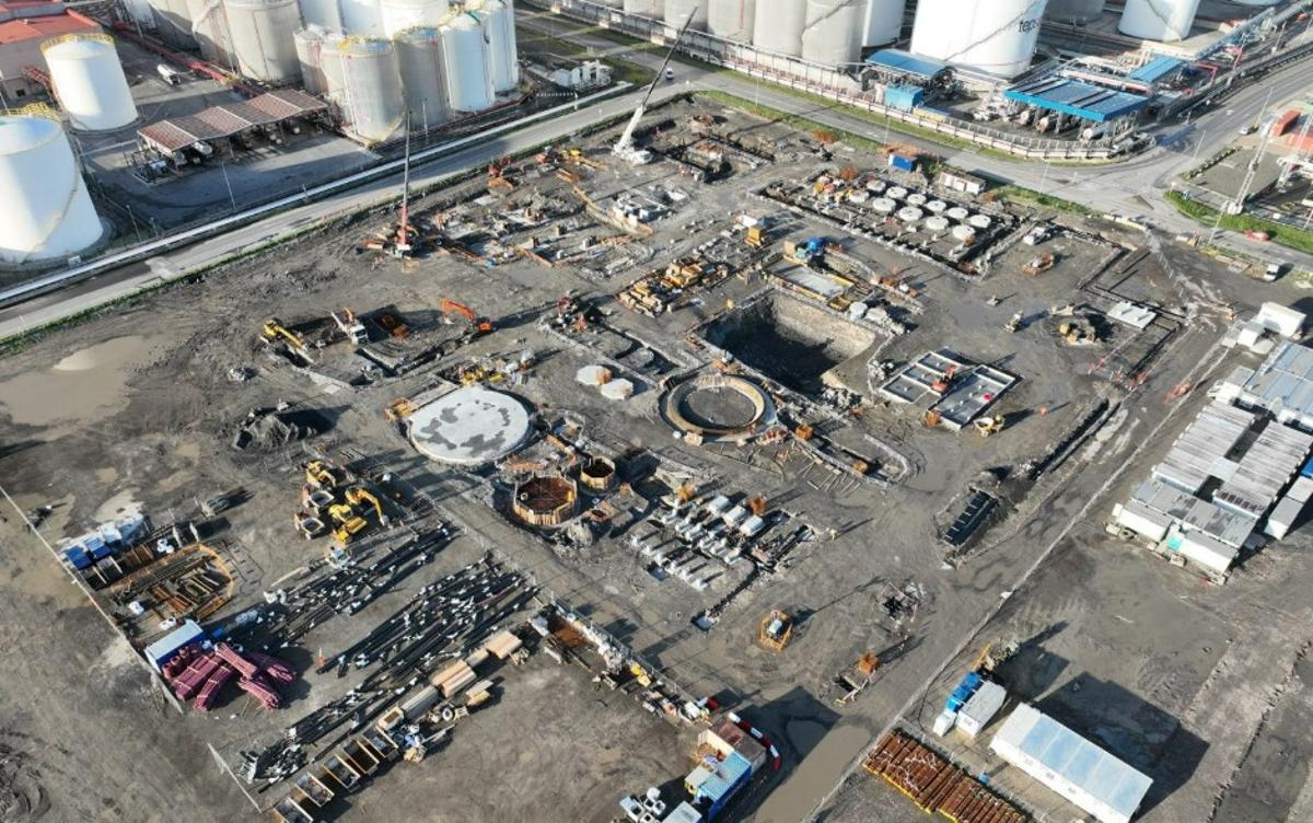 Obras de construcción de un electrolizador de Petronor en el Puerto de Bilbao, en el que participa Enagás Renovable.