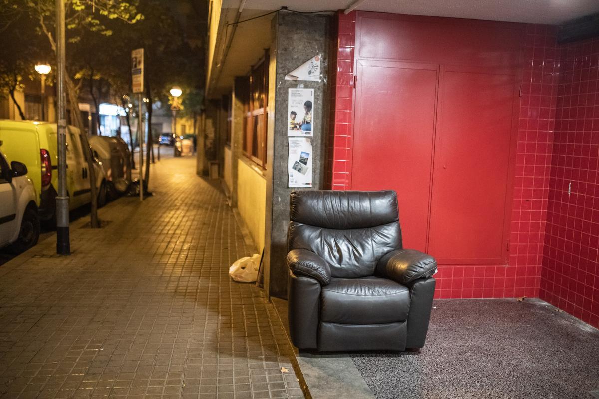 Un sofá abandonado, en una calle de Sant Andreu.