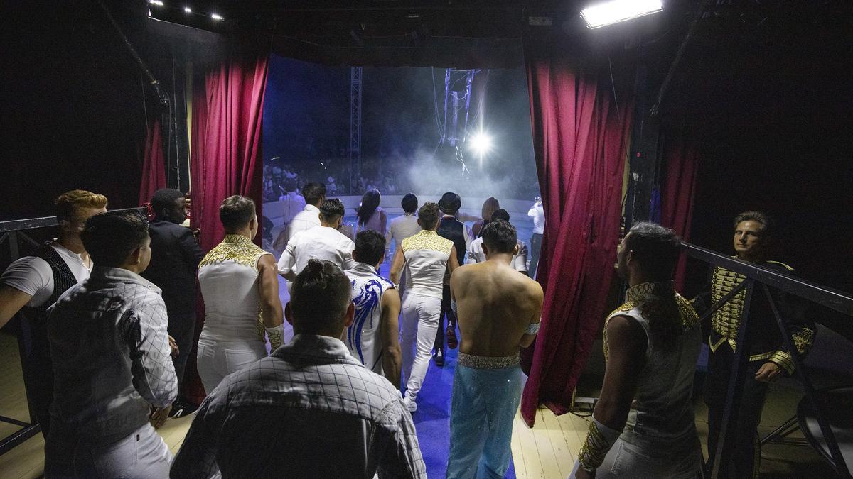 Els artistes de Nits de Circ encapçalats per Genís Matabosch en el moment de saltar a la pista | EDUARD MARTÍ