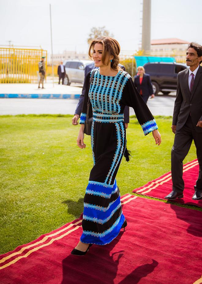 Rania de Jordania con caftán afgano en negro con detalles bordados