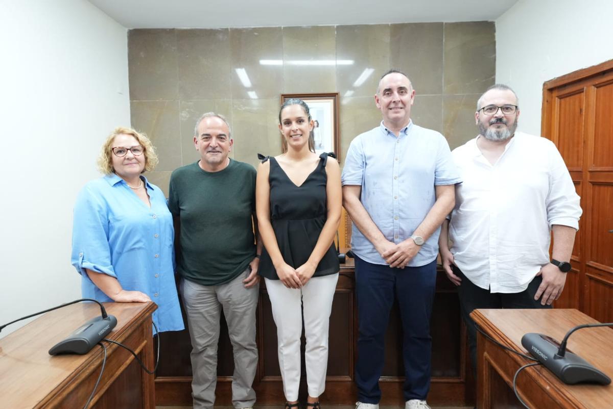 Foto de familia del nuevo equipo de gobierno, formado por tres concejales del PSOE y dos de Compromís.