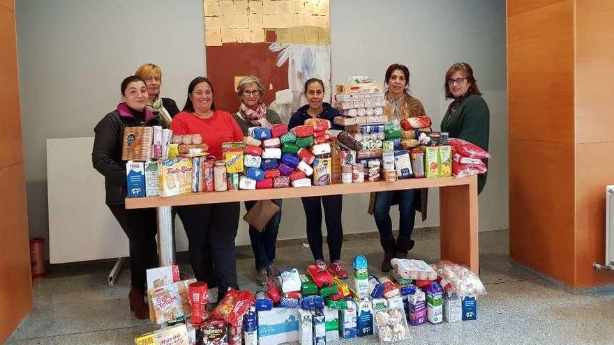 Entrega de los alimentos recaudados en la &quot;Noite de terror&quot; a Cáritas, en Sanxenxo.  // FdV