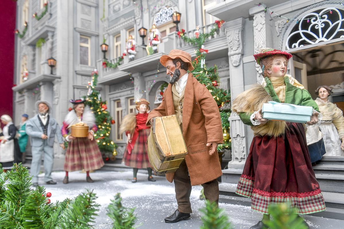 Una huésped adinerada sale del Grand Hotel en el belén de Nueva York del Castillo de Mata.