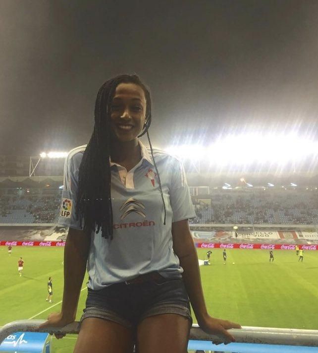 Ana Peleteiro, en las gradas de Balaídos, hace algunos años vestida con la camiseta del Celta.