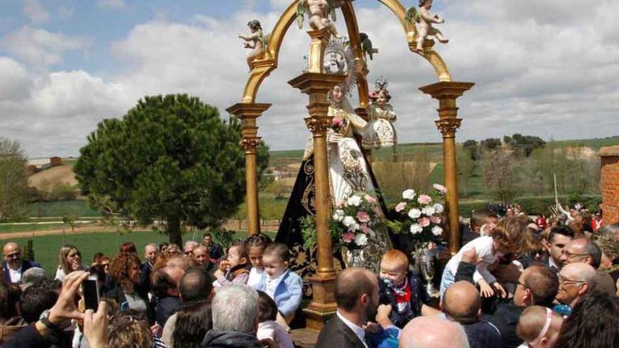 Un momento de la procesión de la Virgen del Olmo en Villaescusa, con los niños a sus pies.