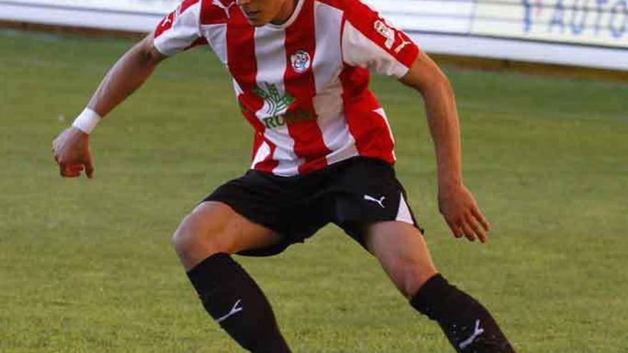 Caramelo controla el balón, en el encuentro ante el Mirandés B.