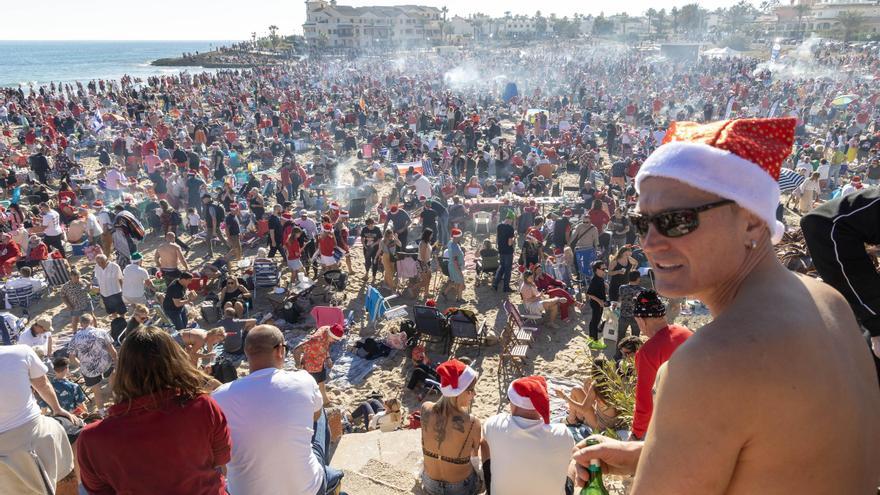 Marea de Papás Noel en la playa de La Zenia de Orihuela Costa