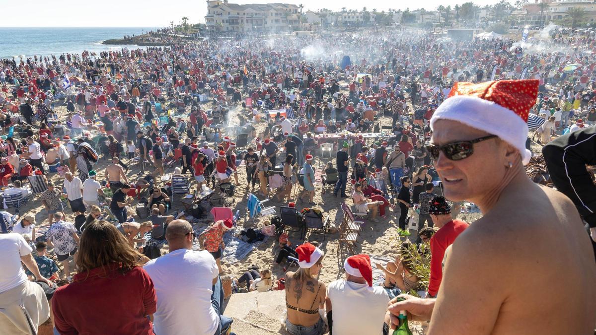 Miles de personas vestidas de Santa Claus invaden la playa de la Zenia en Orihuela Costa