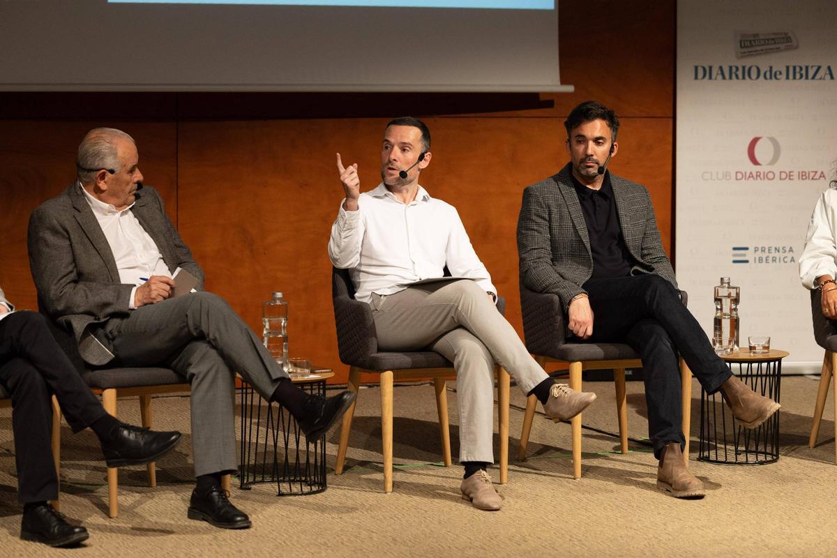 Mariano Juan, en el centro, en el debate sobre vivienda en el Club Diario de Ibiza.