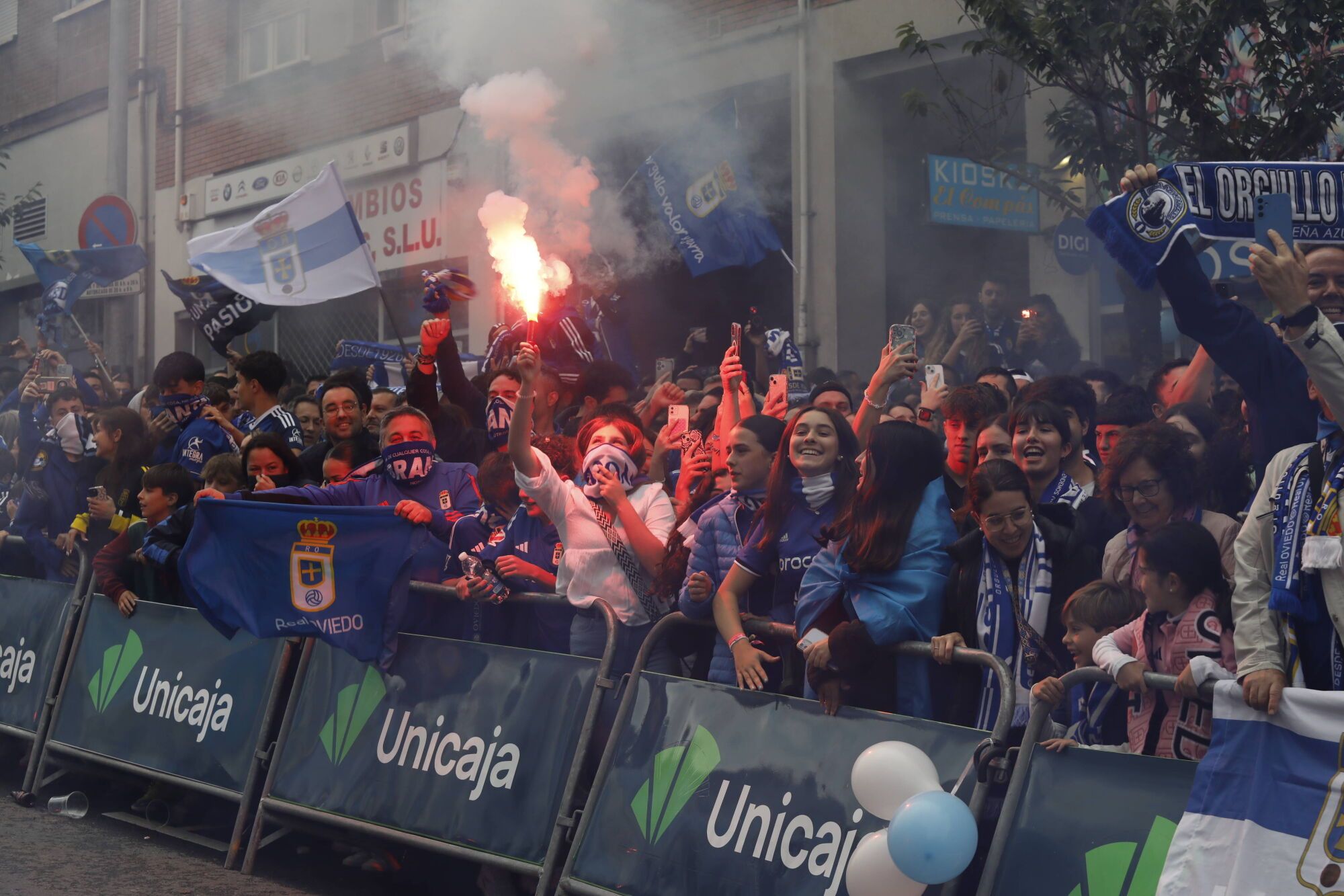 Así fue el recibimiento de la afición al Real Oviedo y toda la previa del último partido de la temporada