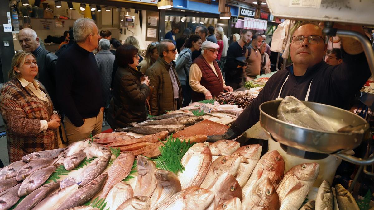 Cientos de personas llenan el Mercado de Atarazanas de la capital, realizando las compras de la Navidad.