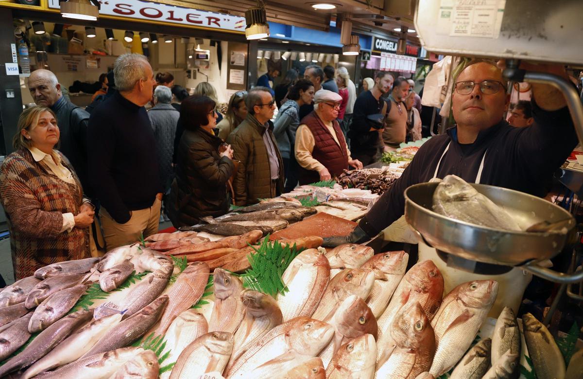 -Cientos de personas llenan el Mercado de Atarazanas de la capital, realizando las compras de la Navidad marcada por la inflación.