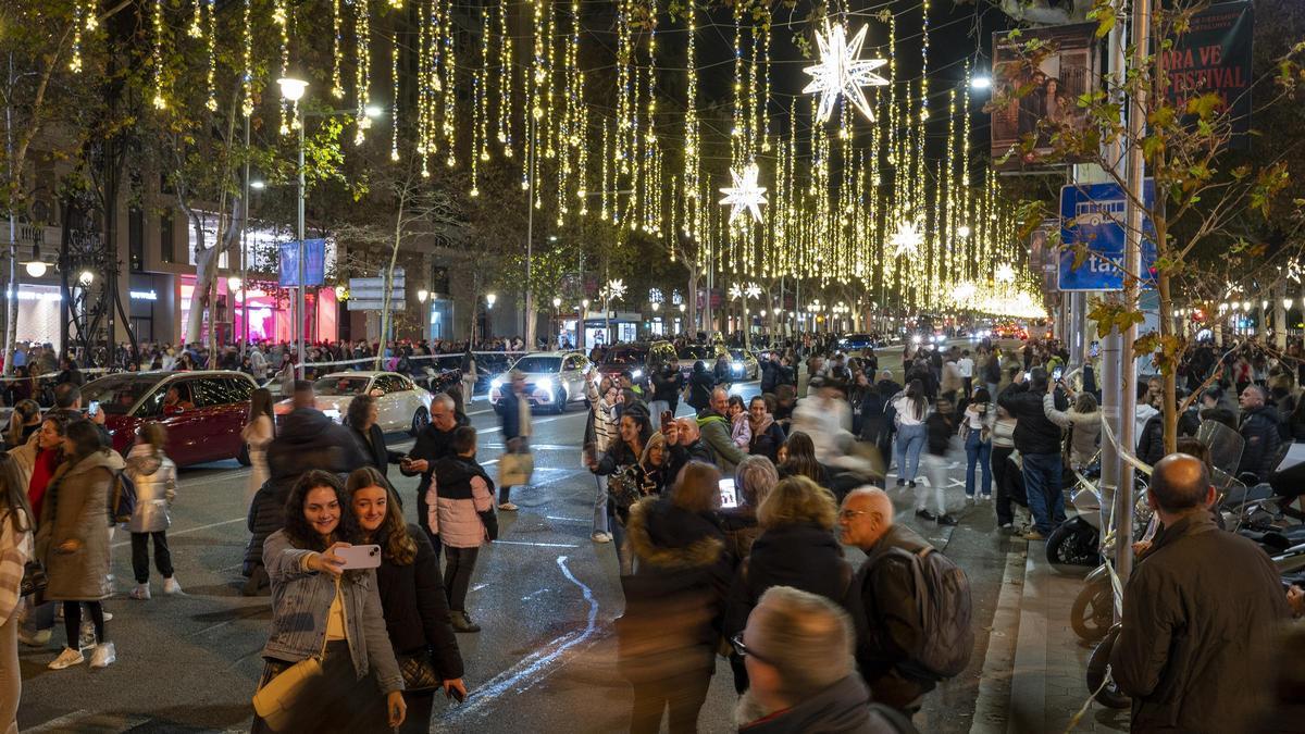El centro de Barcelona abarrotado de gente bajo las luces de decoración de la Navidad.