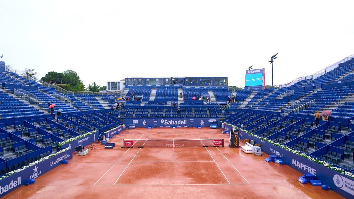 La pista Rafa Nadal, del Barcelona Open - Trofeo Conde de Godó, encharcada por las lluvias