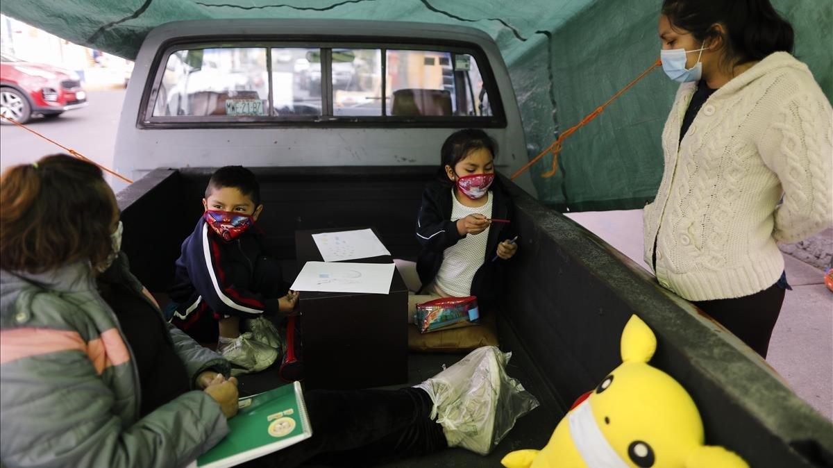 La voluntaria del vecindario, Rebeca Rodríguez, da clase en una furgoneta convertida en un espacio educativo en el extremo sur de la Ciudad de México.